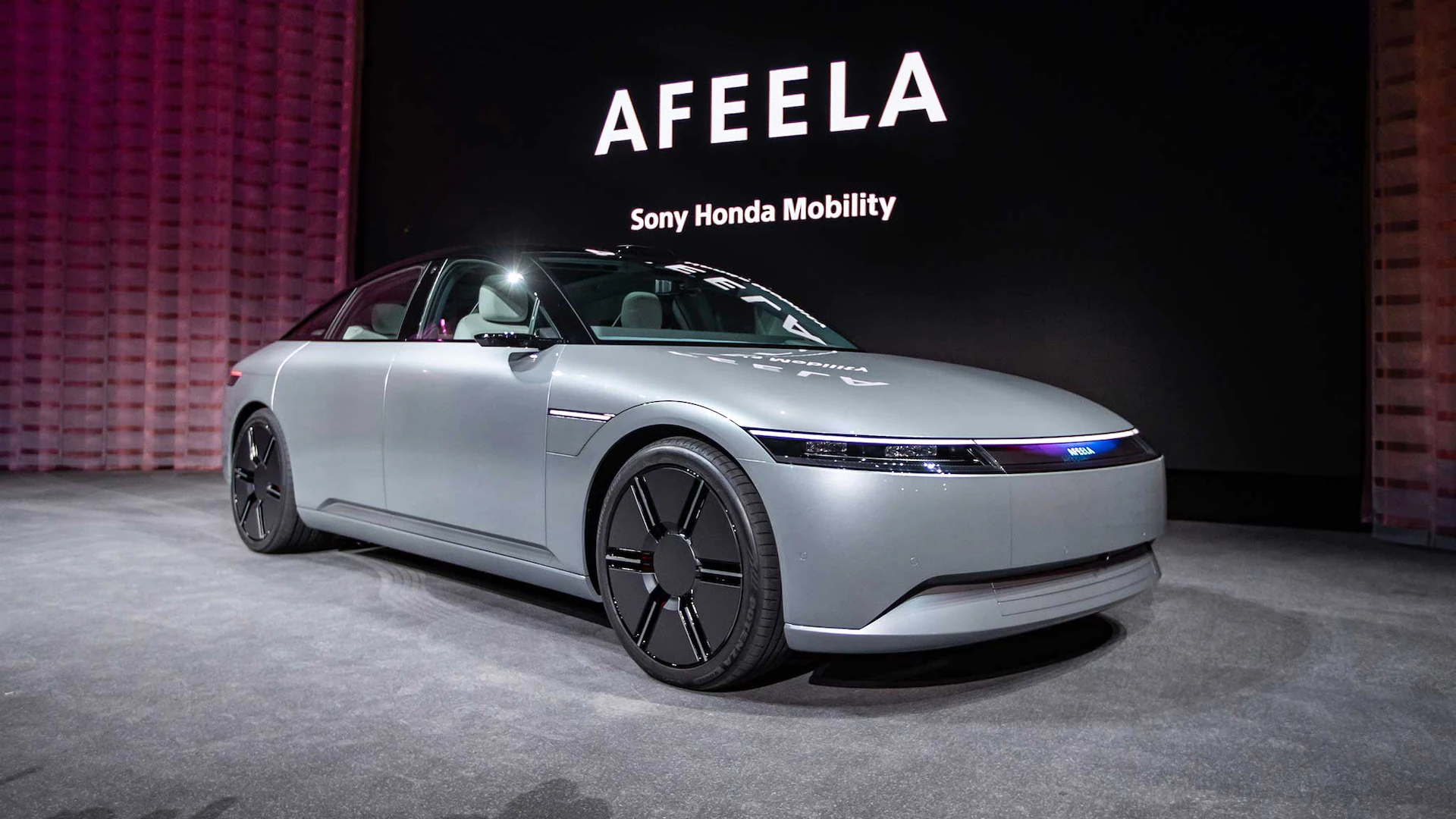 CES 2023 ပွဲ၏ Sony ရဲ့ တင်ဆက်မှု အစီအစဥ်မှာ Afeela လို့ နာမည်ပေးထားတဲ့ လျှပ်စစ်ကားကို Sony Honda Mobility ၏ CEO Yasuhide Mizuno က မိတ်ဆက်ပေးခဲ့ပါတယ်။